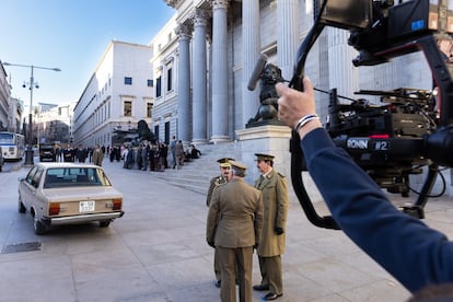 Grabacin en el exterior del Congreso de los Diputados de la serie.