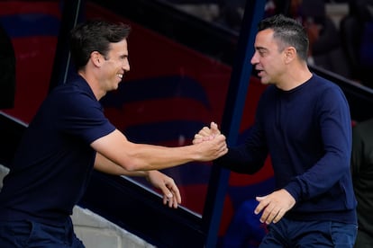 Xavi Hernández saluda a Íñigo Pérez antes del duelo entre el Barcelona y el Rayo.