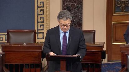 El senador Al Franken en el momento en que anuncia su dimisi&oacute;n