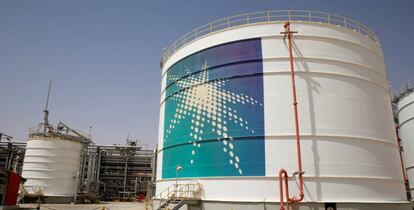Tanque de petróleo de Saudi Aramco en el campo de Shaybah (Arabia Saudí).