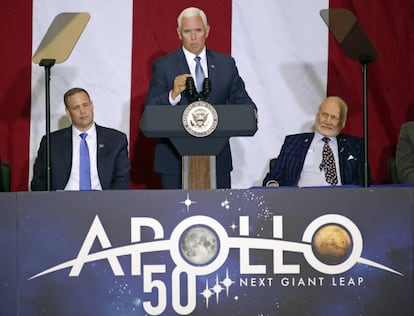 El vicepresidente Mike Pence, acompañado del administrador de la NASA  Jim Bridenstine y el astronauta Buzz Aldrin en el centro espacial Kennedy.