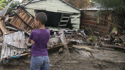 Un niño dominicano afectado por el paso del huracán Irma, en 2017.