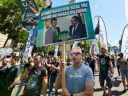 Un hombre sujeta una pancarta de Jucil contra Núñez Feijóo en la manifestación policial celebrada el pasado mayo en Madrid.