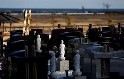 En la imagen, se aprecian algunas estatuas de piedra de Jizo, una de las divinidades más apreciadas en Japón, y lápidas en una playa devastada por el tsunami que asoló la zona periférica de la central nuclear de Fukushima.