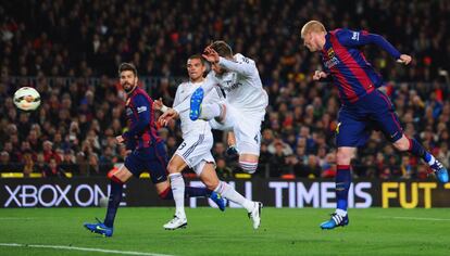 Mathieu supera Ramos en el cop de cap que va suposar l'1-0.