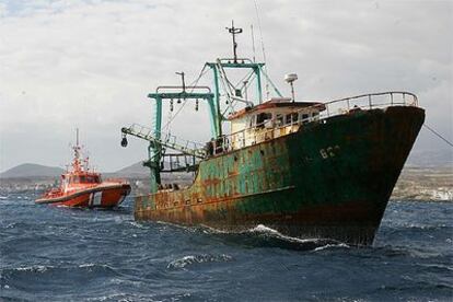 El barco, junto a una patrullera de Salvamento Marítimo