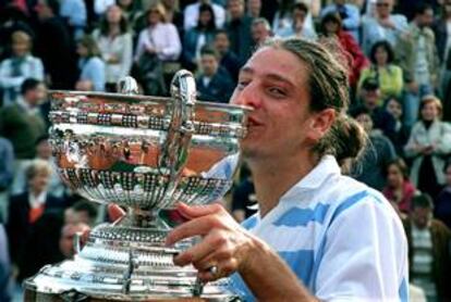 Gastón Gaudio, con el trofeo que le acredita como campeón del torneo Conde de Godó.