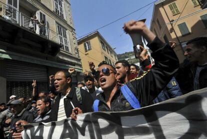 Inmigrantes y militantes italianos de derechos humanos se manifiestan en Ventimiglia.