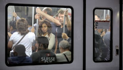 Pasajeros de la l&iacute;nea 1 del metro viajando a primera hora en el quinto lunes de huelga.