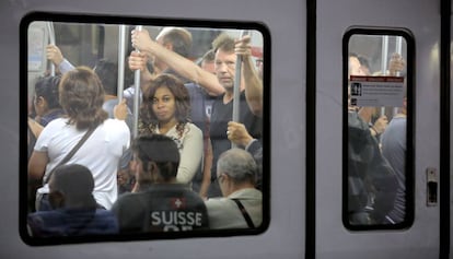 Pasajeros de la línea 1 del metro viajando a primera hora en el quinto lunes de huelga.