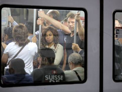 Pasajeros de la l&iacute;nea 1 del metro viajando a primera hora en el quinto lunes de huelga.