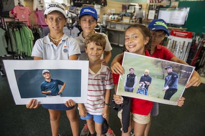 Varios niños en el club de golf Larrabea sostienen fotos de Jon Rahm, este pasado jueves.
