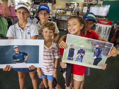 Varios niños en el club de golf Larrabea sostienen fotos de Jon Rahm, este pasado jueves.