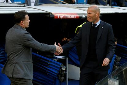 El entrenador del Deportivo de la Coruña, Cristóbal Parralo (i), y el entrenador francés del Real Madrid, Zinedine Zidane (d), se dan la mano antes del partido.