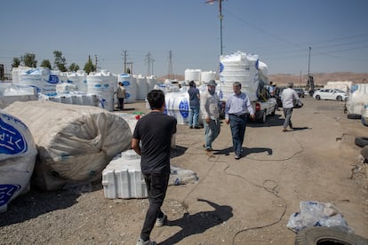 Iraníes compran tanques de agua debido a la sequía, el pasado 23 de julio en Teherán.