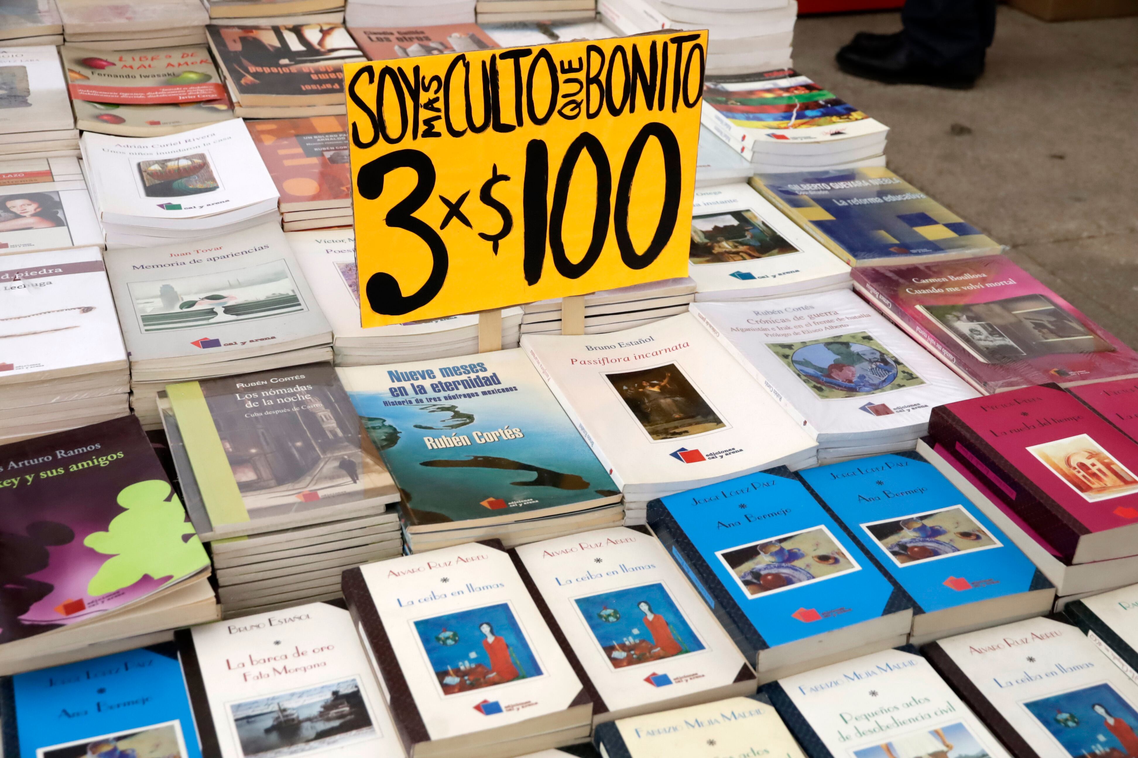 Ofertas durante el 'Gran Remate de Libros y Películas' 2023 en el Monumento a la Revolución, el 5 de abril.