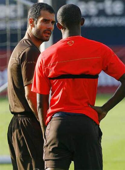 Guardiola charla con Samuel Eto'o durante una sesión de esta semana.