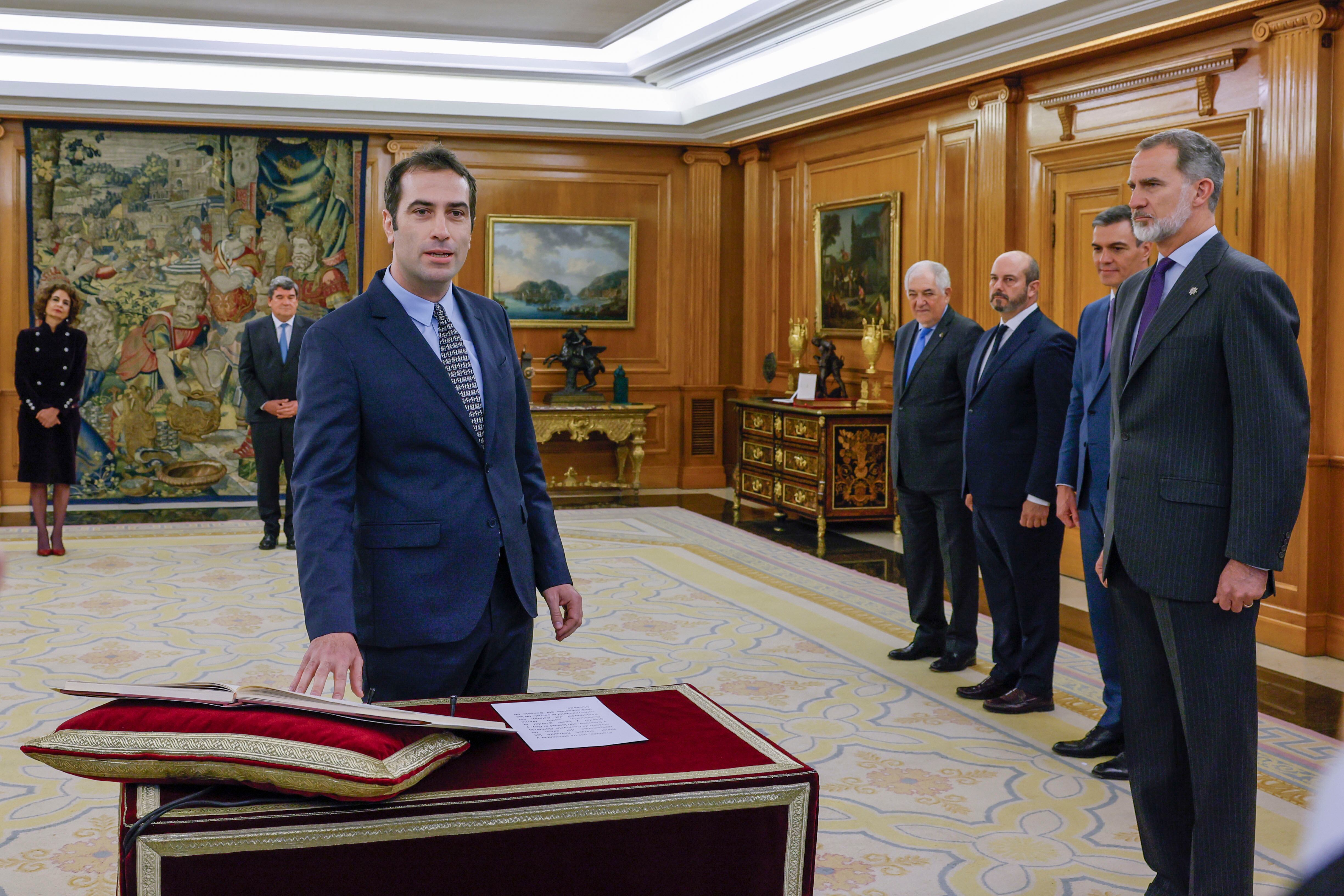 El nuevo ministro de Economía, Carlos Cuerpo (a la izquierda), jura su cargo junto al rey Felipe VI y al presidente del Gobierno, Pedro Sánchez, durante un acto celebrado este viernes en el Palacio de la Zarzuela.