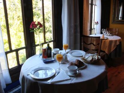 Comedor del hostal La Puerta del Perd&oacute;n, en Villafranca del Bierzo (Le&oacute;n).