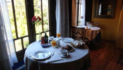 Comedor del hostal La Puerta del Perd&oacute;n, en Villafranca del Bierzo (Le&oacute;n).