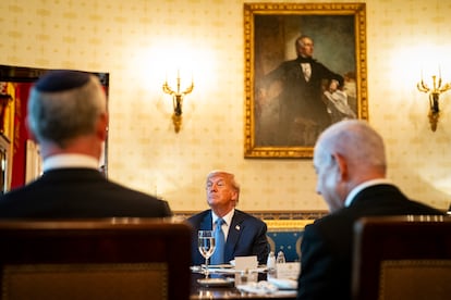 El presidente de los Estados Unidos, Donald Trump (en el centro), junto al primer ministro israelí Benjamín Netanyahu, el lunes en la Casa Blanca.