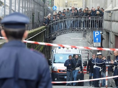 Policías acordonan el lugar del tiroteo en Florencia.