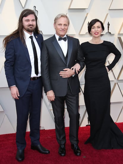 Viggo Mortensen y Ariadna Gil. La química que demostraron en el rodaje de 'Alatriste' traspasó la pantalla hasta el punto que el actor, que disfrutaba de la fama internacional por su papel en 'El señor de los anillos', decidió alejarse de Hollywood y mudarse a España. Desde entonces llevan una vida sencilla en un piso cercano a la Gran Vía, posando juntos únicamente en un par de ocasiones en estos quince años y mostrándose ajenos a los frecuentes saraos que vertebran la vida social de la capital.