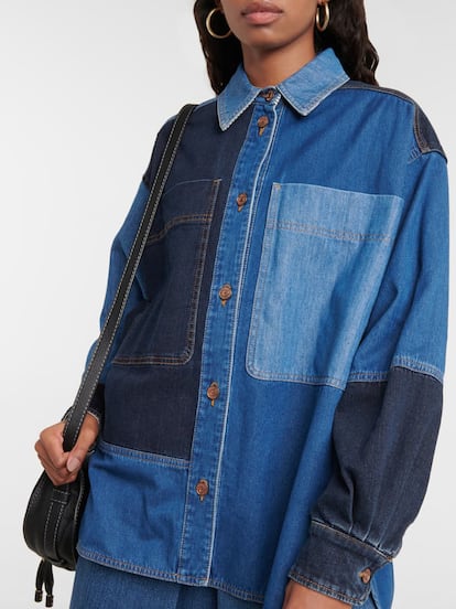 El corte 'oversize' aterriza en las camisas denim para aportar un estilo más relajado a tus 'looks' del día a día. Con un diseño apanalado y de estética bohemia, la propuesta de Chloé reunirá todas las miradas. 510€