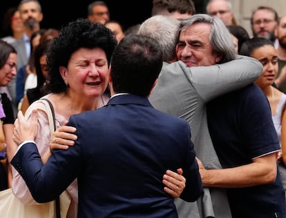 El presidente de la Generalitat, Pere Aragonés y el alcalde de Barcelona, Jaume Collboni (de espaldas), consuelan a familiares de la mujer asesinada el domingo en en el barrio de Nou Barris de Barcelona.