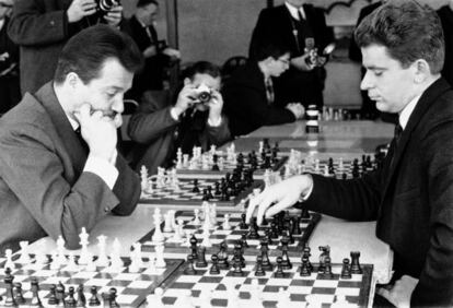 Sv&eacute;tozar Gl&iacute;goric, a la izquierda, contra Boris Spassky, en 1965.