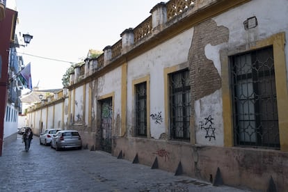 Fachada de la calle Imperial de la Casa de Pilatos, en Sevilla, que necesita rehabilitación. PACO PUENTES