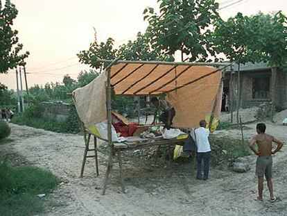 Montaje del escenario para el espectáculo de sombras chinescas en la aldea de Jiangtian, en Shaanxi.