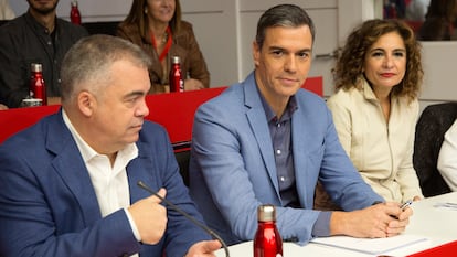 Santos Cerdán, secretario de organización, Pedro Sánchez, secretario general y María Jesús Montero, vicesecretaria general, este sábado durante el comité federal del PSOE.