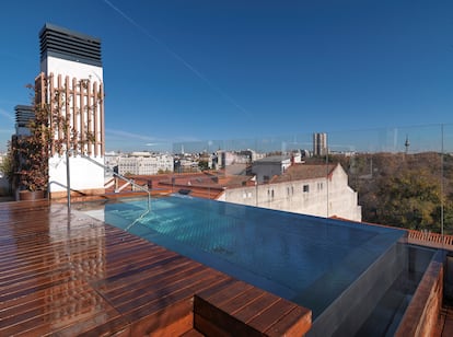 La terraza que corona el ático del edificio cuenta con una superficie de 200 metros cuadrados y una piscina privada.