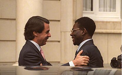 José María Aznar recibe a las puertas de La Moncloa al presidente de Guinea, Teodoro Obiang.
