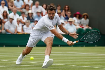 El suizo Stan Wawrinka actúa un revés contra el tenista estadounidense Reilly Opelka durante el partido de segunda ronda de individuales masculinos.