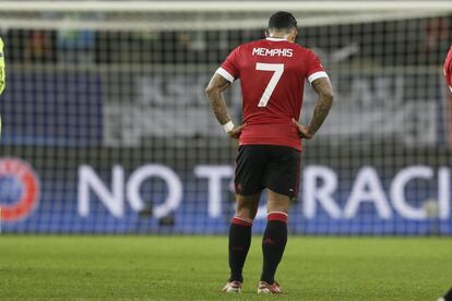 Memphis Depay, cabizbajo, después de la derrota contra el Wolfsburgo que deja al Manchester United sin el pase a octavos de la Champions.  