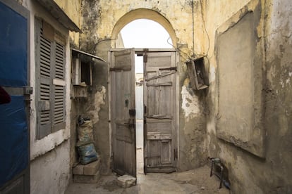 La casa de los Wade es patrimonio arquitectónico de interés medio y debe ser protegida. Sin embargo no tienen dinero suficiente para hacerlo (les han tasado las reformas en 75.000 euros) y hay elementos, como esta puerta, que no han sido cambiados desde finales del siglo XIX, según los actuales ocupantes de la casa.