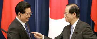 El presidente chino, Hu Jintao (izquierda), y el primer ministro japonés, Yasuo Fukuda, ayer en Tokio.