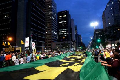 Manifestantes protestam contra Lula na avenida Paulista, em São Paulo.