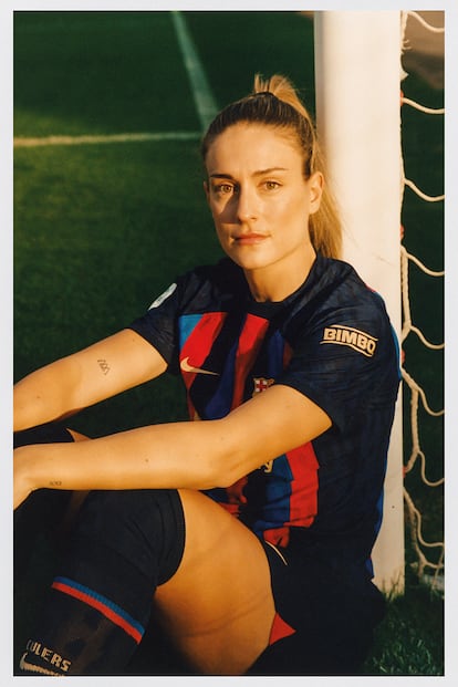 La jugadora, con su equipación del número 11 de su equipo, el FC Barcelona.