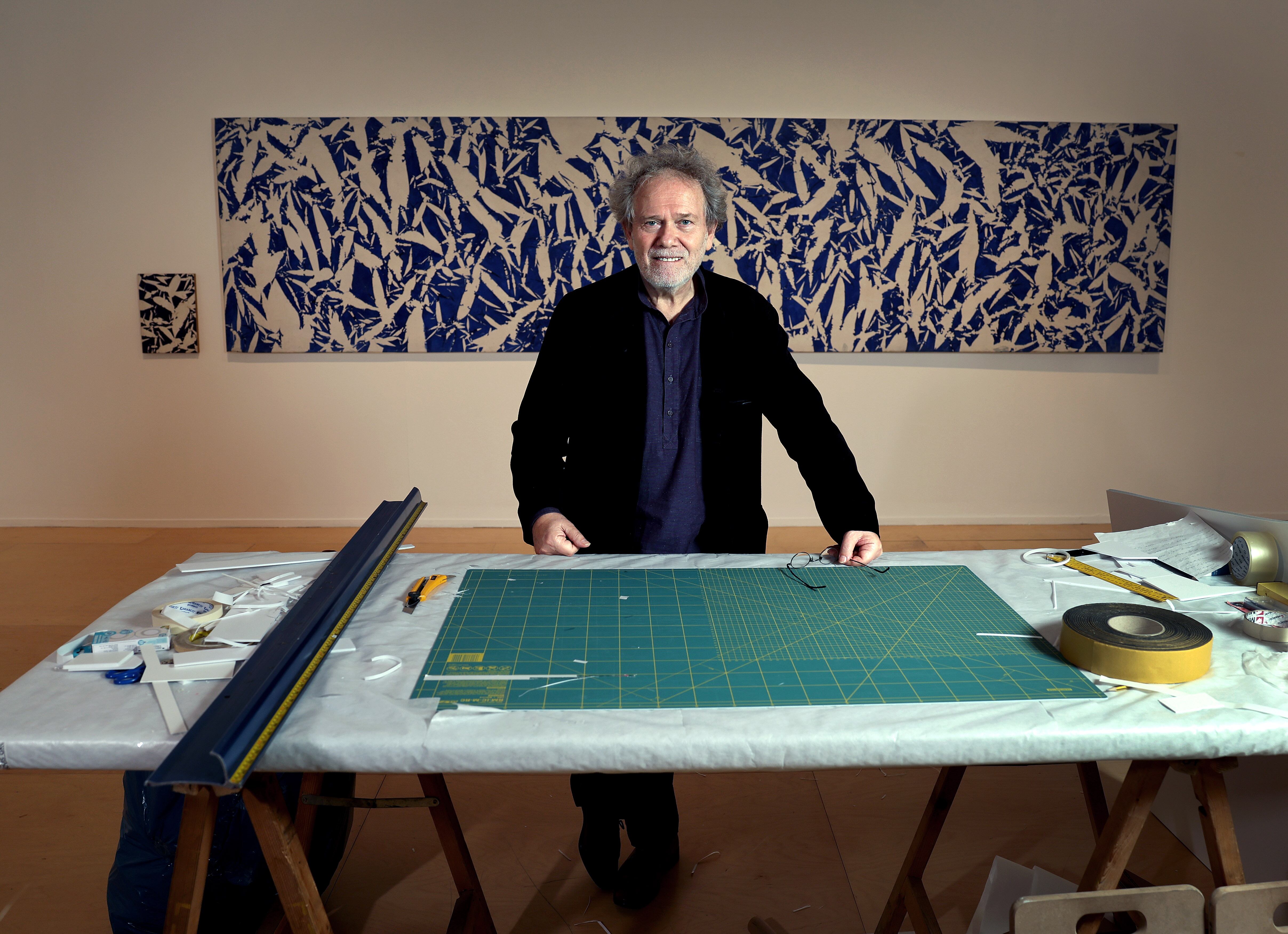 Georges Didi-Huberman, durante el montaje de la exposición 'En el aire conmovido...' en el Museo Reina Sofía de Madrid, frente a una obra del pintor abstracto Simon Hantaï.