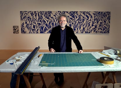 Georges Didi-Huberman, durante el montaje de la exposición 'En el aire conmovido...' en el Museo Reina Sofía de Madrid, frente a una obra del pintor abstracto Simon Hantaï.
