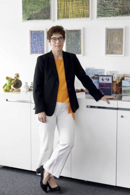 Annegret Kramp-Karrenbauer, en su despacho de la sede de la Unión Demócrata Cristiana (CDU), en Berlín el pasado martes.