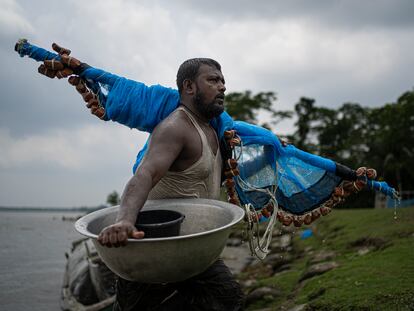 Selim Hawladar, pescador de Southkhali, una población costera del distrito de Bagerhat, al suroeste de Bangladés.