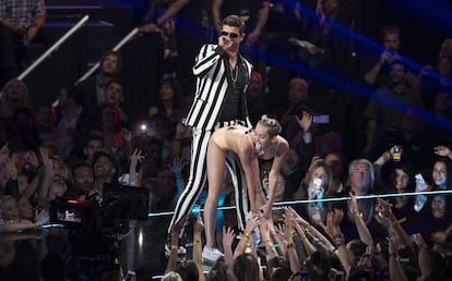 El 'twerking' de Miley Cyrus sorprendió en la gala de los premios de música MTV con un baile que provocó muchas críticas, durante la interpretación por parte de Robin Thicke del tema 'Blurred lines'.