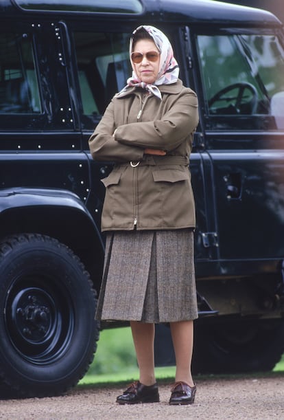 La reina Isabel II de Inglaterraa observa una competición de caballos en mayo de 1988 en Windsor.