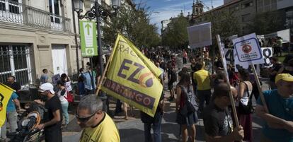 El colectivo 'Fracking Ez' se concentra en el Parlamento Vasco. 