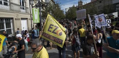 El colectivo 'Fracking Ez' se concentra en el Parlamento Vasco.