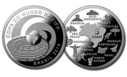 Fotografía cedida por el Banco Central de Brasil, que muestra una moneda de plata con las 12 sedes del Mundial, que hace parte de la serie de monedas conmemorativas que el banco presentó, con motivo del Mundial de fútbol de 2014.